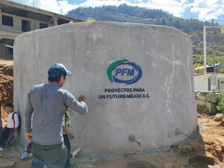 Tanque comunitario con logo